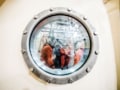 Bir vakum odasında uzay giysilerini test eden teknisyenlerin ve mühendislerin fotoğrafı