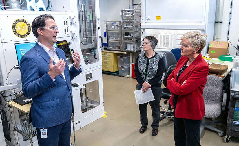 Der leitende NREL-Wissenschaftler Aaron Ptak gibt Energieministerin Jennifer Granholm (rechts) und Nancy Haegel, Direktorin des Nationalen Zentrums für Photovoltaik am NREL, einen Überblick über das D-HVPE-Labor. (Foto von Werner Slocum, NREL).