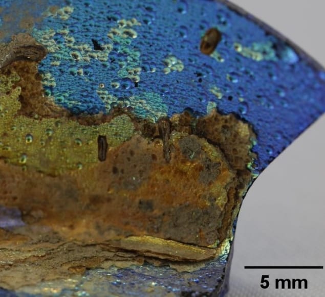 Een kenmerkende iriserende patina op een oud Romeins glasfragment komt voort uit een fotonische kristalstructuur die zich in de loop van de tijd op natuurlijke wijze in het materiaal heeft gevormd