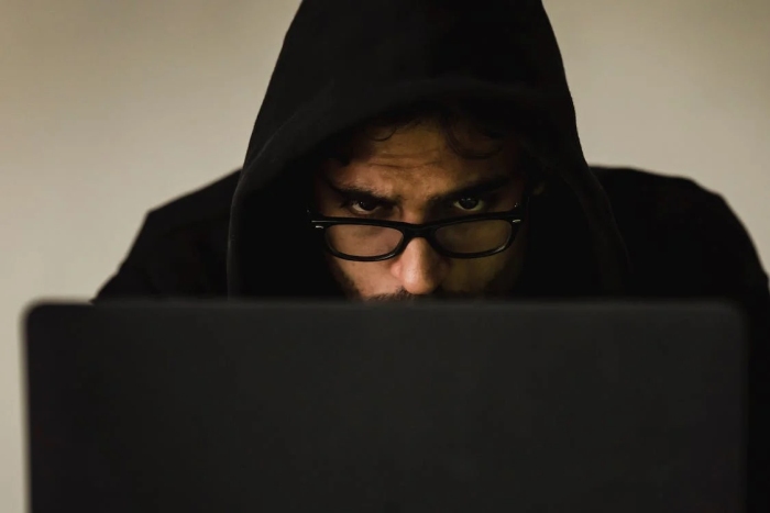 Pexels Sora Shimazaki Hacker sur ordinateur portable - Menaces croissantes : l'impact mondial de la fraude aux paiements push