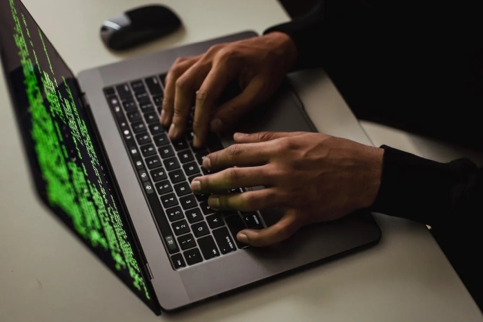 Pexels Sora Shimazaki Hacker au clavier - Menaces croissantes : l'impact mondial de la fraude aux paiements push