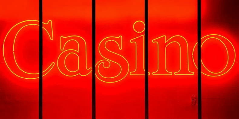 Neon casino teken op rode achtergrond
