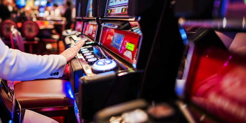 Piso de casino con máquinas de juego electrónicas