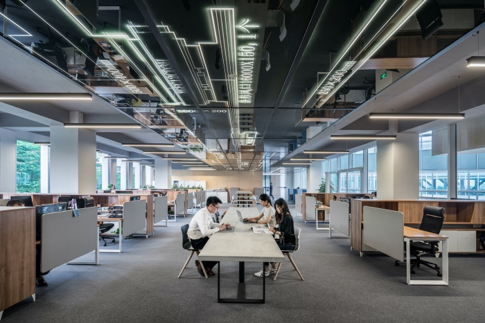Unsplash LYCS Architecture Een groep mensen die in een kantoor werken - Uitbreiding van technologiebedrijf: navigeren door groei, kansen en verhuizing