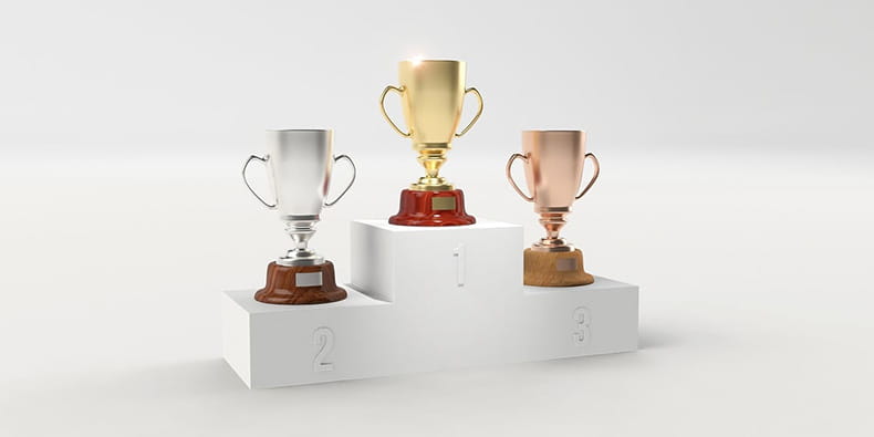 Tres trofeos y podio