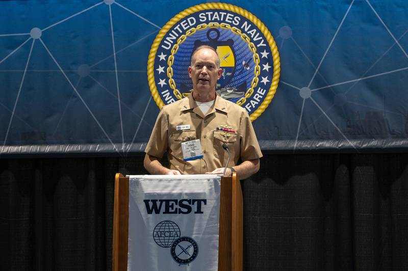 US Navy Rear Adm. Doug Small är värd för en fråge-och-svar-session under WEST-konferensen på San Diego Convention Center i februari 2022.