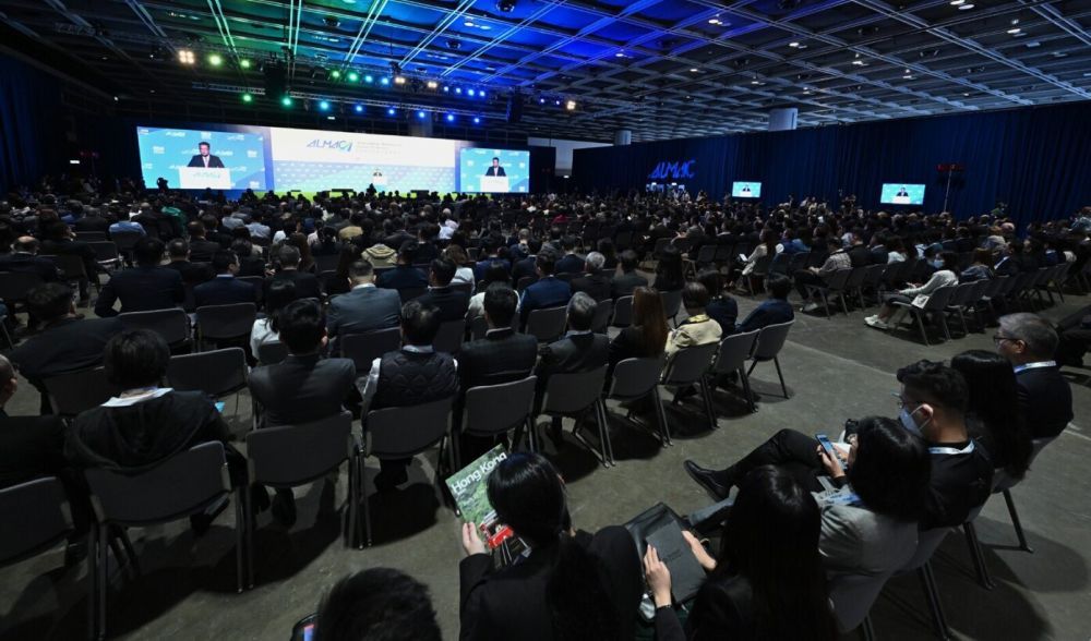 La Conferencia Asiática de Logística, Marítima y Aviación (ALMAC) 2023, organizada conjuntamente por el HKTDC y el Gobierno de la RAEHK, comenzó hoy (21 de noviembre) en el Centro de Convenciones y Exposiciones de Hong Kong y se prolongará hasta mañana.