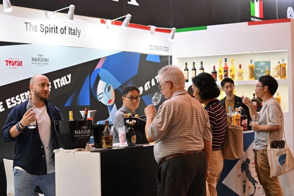 Hội chợ Rượu & Rượu mạnh có sự tham gia của hơn 500 nhà triển lãm đến từ 17 quốc gia và khu vực.