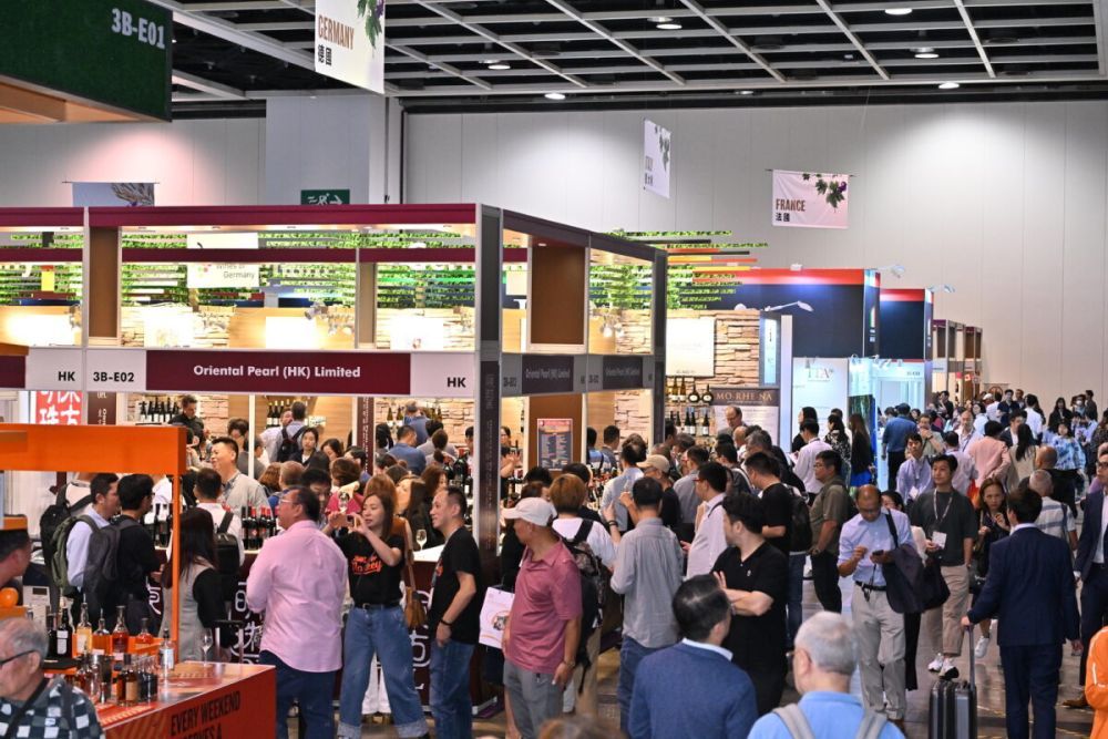Sau ba ngày diễn ra thành công, Hội chợ Rượu & Rượu mạnh Quốc tế Hồng Kông đã kết thúc hôm nay. Khoảng 7,000 người mua hàng và khoảng 9,000 người dân đã đến thăm hội chợ.