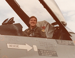 تيم بلين في قمرة القيادة لطائرة F-16 عام 1985.