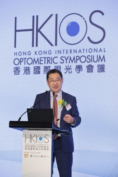 Prof. Mingguang He von der Hong Kong Polytechnic University diskutierte darüber, ob ein Scheitern von KI-Sehtests ein Haftungsrisiko für Optiker darstellen könnte, und wies darauf hin, dass einige Versicherungsgesellschaften in den Vereinigten Staaten und Australien bereits eine Deckung für KI-Fehler angeboten hätten.