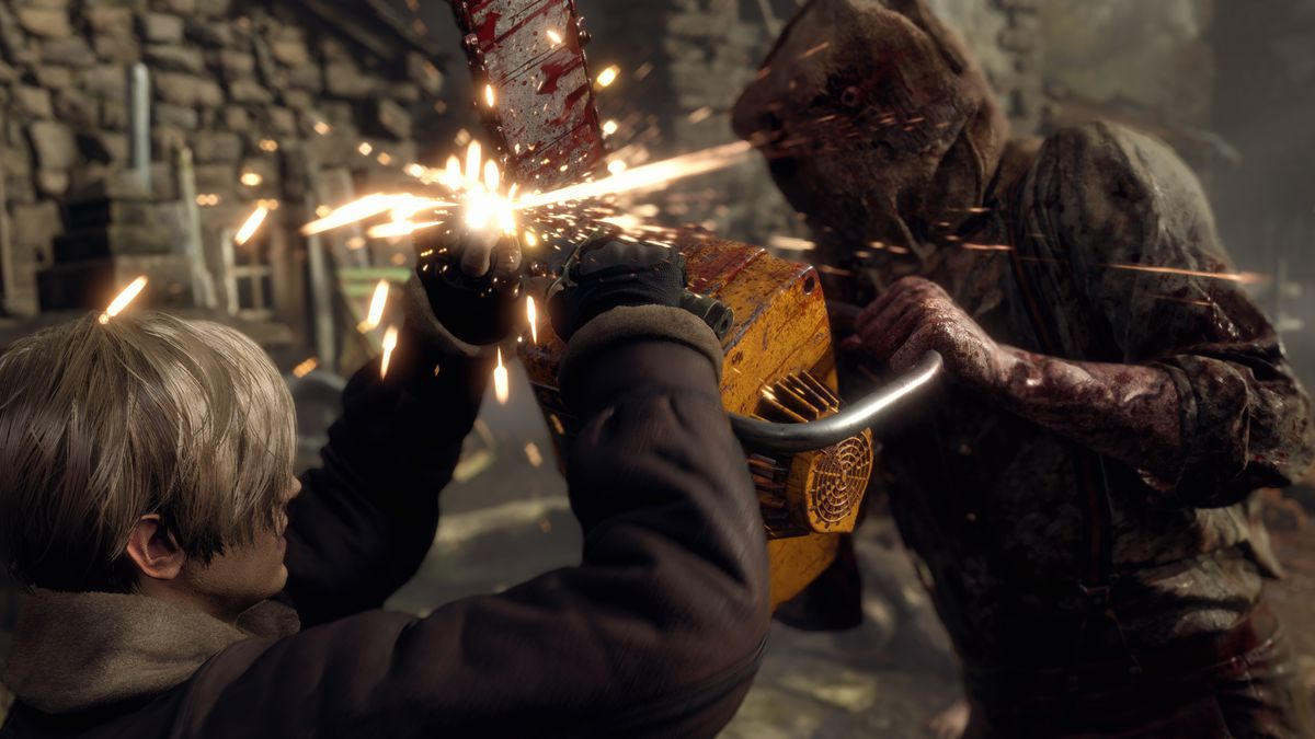 Leon S Kennedy, Resident Evil 4 versiyonundan bir ekran görüntüsünde motorlu testereyi bıçakla savuşturuyor