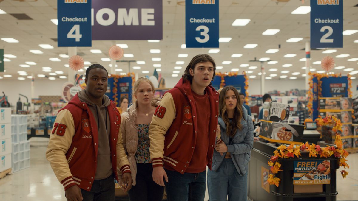 Một nhóm thanh thiếu niên thu mình lại tại một cửa hàng kiểu Walmart trong Lễ tạ ơn