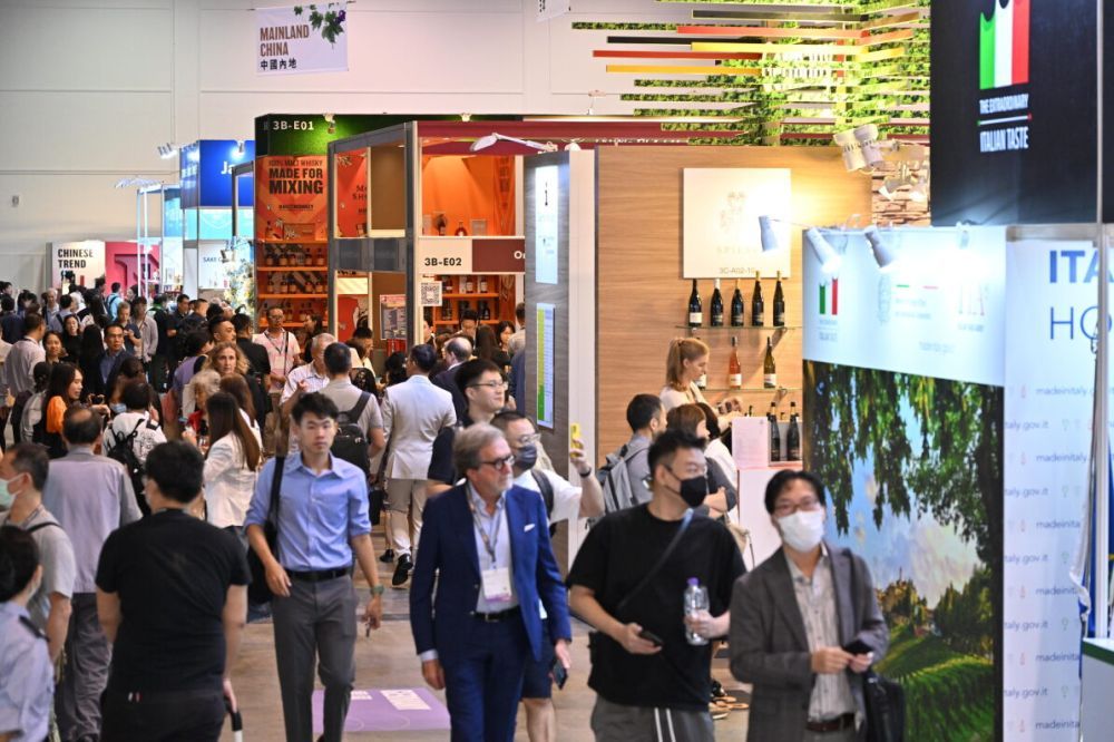 La 15.ª Feria Internacional de Vinos y Licores de Hong Kong HKTDC se inauguró hoy y continuará durante tres días (del 3 al 5 de noviembre) en el Centro de Convenciones y Exposiciones de Hong Kong para reunir vinos exquisitos de más de 500 expositores de 17 países y regiones.