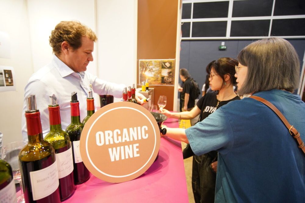 Rượu vang hữu cơ từ các nguồn gốc khác nhau đã được trưng bày tại hội chợ Wine & Spirits, mang đến nhiều lựa chọn cho người mua.