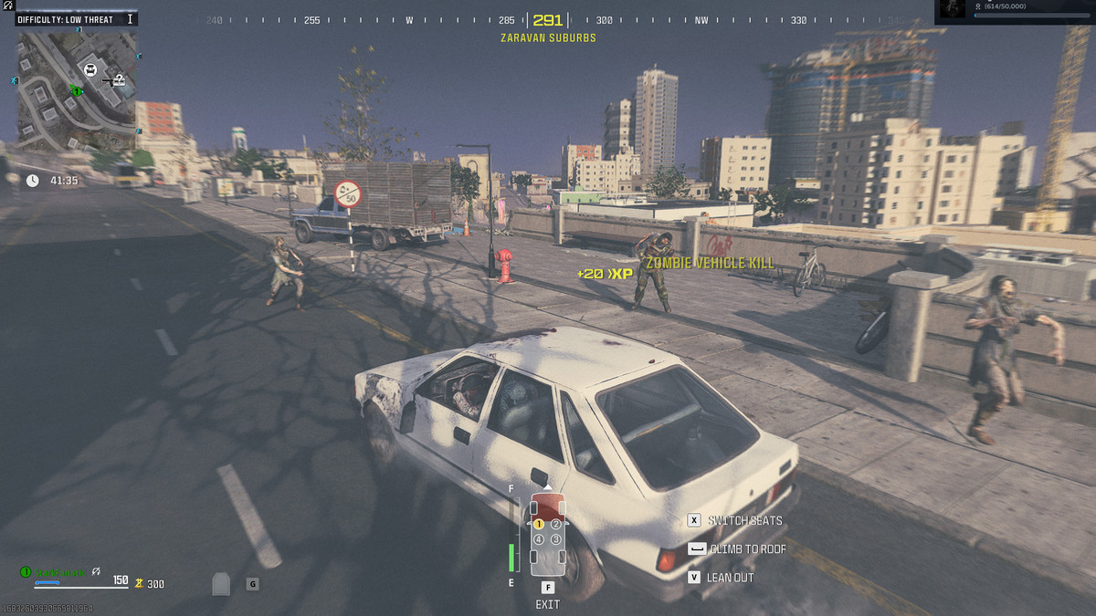 플레이어가 MWZ에서 좀비 무리 위로 운전하고 있습니다.