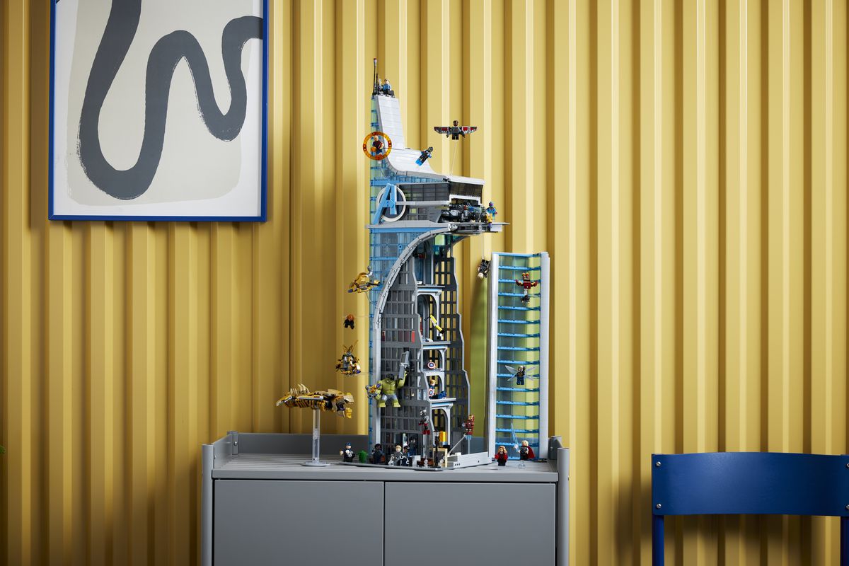 Een productfoto van de Lego Avengers Tower, waarop de strijdkrachten van Avengers en Chitauri aan de buitenkant te zien zijn, en een interieur met filmmomenten op meerdere verdiepingen