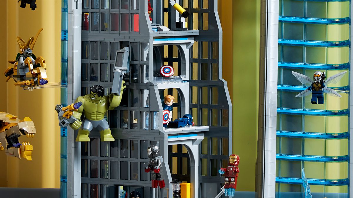 لقطة مقربة لبرج Lego Avengers، حيث ينظر كابتن أمريكا بدون خوذته إلى ماضيه، ويفكر "هذا هو الحمار الأمريكي".