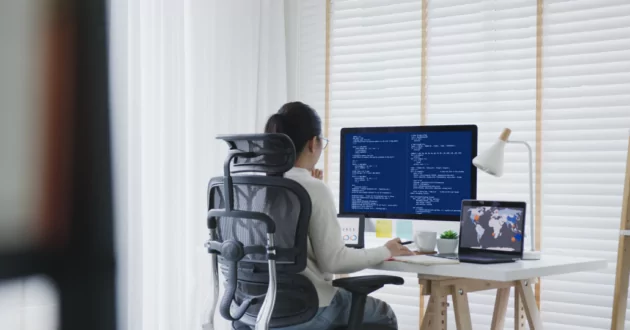 Mujer en computadora