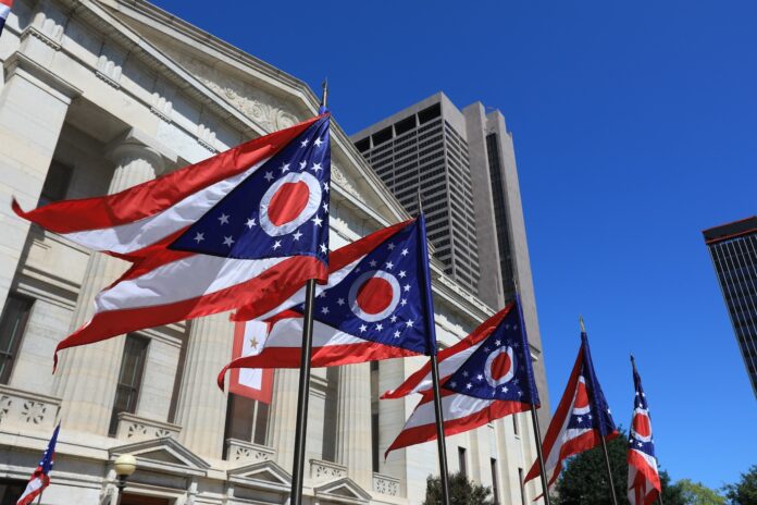 オハイオ州コロンバスの州議事堂前でなびくオハイオ州の旗