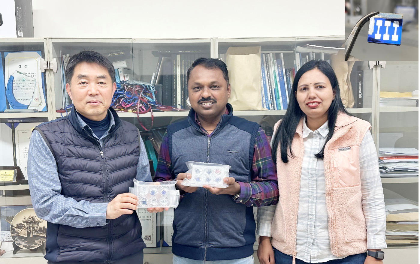 De izquierda a derecha: el Prof. Chang Kook Hong, el Dr. Sawanta S. Mali y el Dr. Jyoti V. Patil mostrando las células solares híbridas en tándem de base totalmente inorgánica.