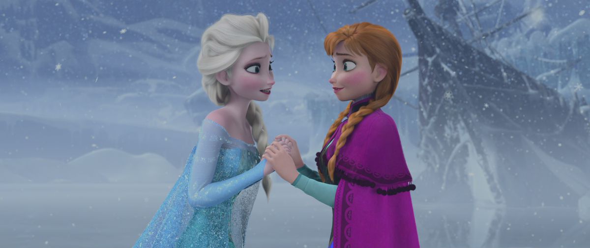 Anna und Elsa halten sich am Ende von „Die Eiskönigin“ an den Händen, nachdem Annas Akt der wahren Liebe den Tag rettet