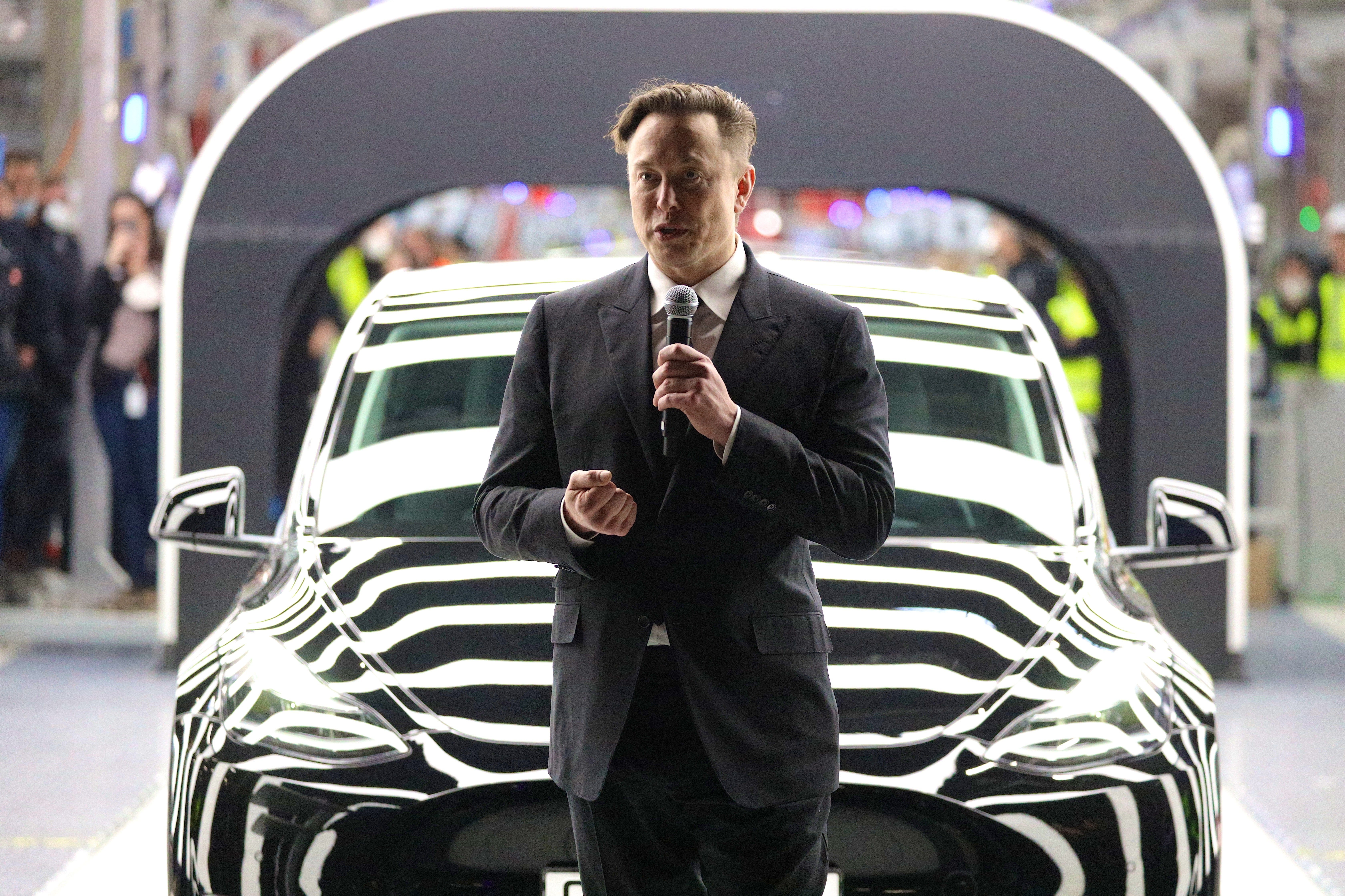 Elon Musk spricht bei der Eröffnung einer neuen Tesla-Fabrik.