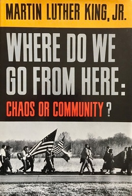 Bìa cuốn sách "Chúng ta đi đâu từ đây" của Martin Luther King Jr. với hình ảnh mọi người diễu hành với lá cờ Mỹ.