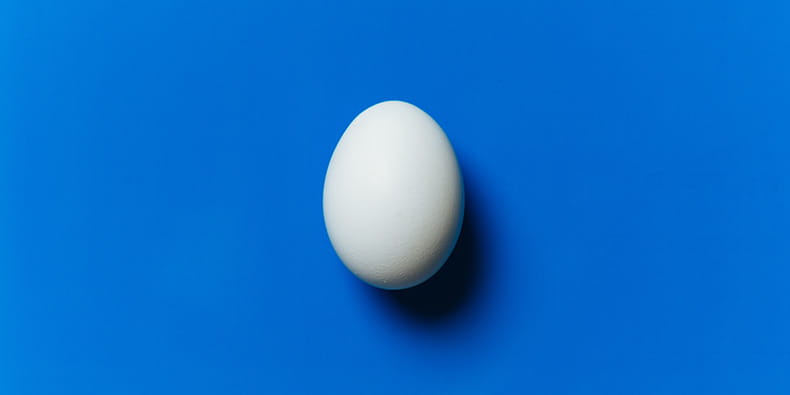 Een ei op een blauwe achtergrond