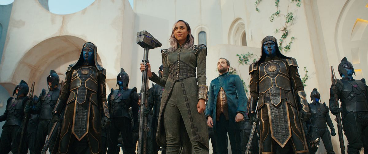 Dar-Benn (Zawe Ashton), Marvel Sinematik Evreni filmi The Marvels'da uzaylı askerlerden oluşan ordusunun önünde duruyor