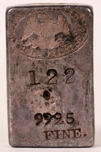 Lingot d'argent de la San Francisco Mint produit dans les années 1930 ou 40, comportant un poinçon ovale de type 5.87, pesant 7 onces, avec le chiffre « 4,579 » imprimé sur le bord inférieur (XNUMX XNUMX $).