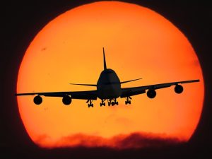 Vliegtuig tegen zonsondergang