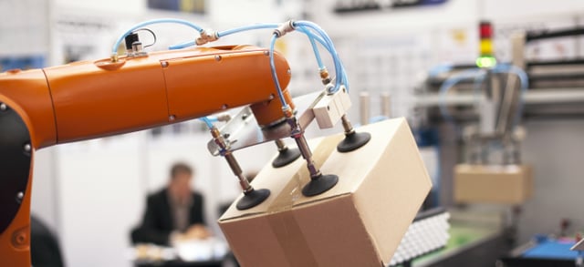 Robotarm die het orderverzamelen in een geautomatiseerd magazijn afhandelt.