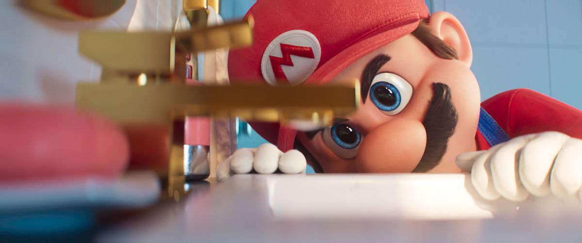 ماريو ينظر إلى الصنبور في المقدمة في فيلم Super Mario Bros.