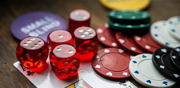 Dobbelstenen, kaarten en pokerchips