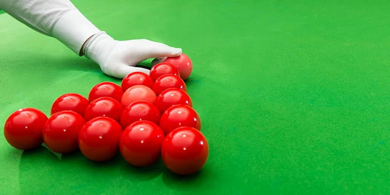 Trọng tài snooker sắp xếp lại quả bóng hồng trên bàn