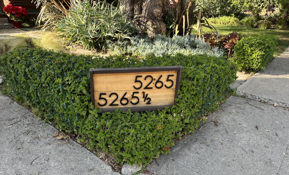 Huisnummers worden weergegeven in een chique lettertype.