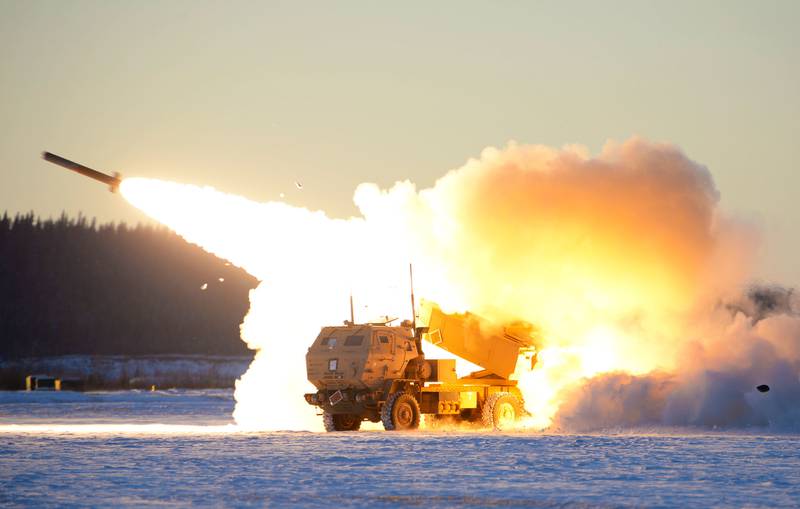 Un sistema de cohetes de artillería de alta movilidad M142 del Ejército de EE. UU. (HIMARS) lanza artillería durante RED FLAG-Alaska 21-1 en Fort Greely, Alaska, el 22 de octubre de 2020.