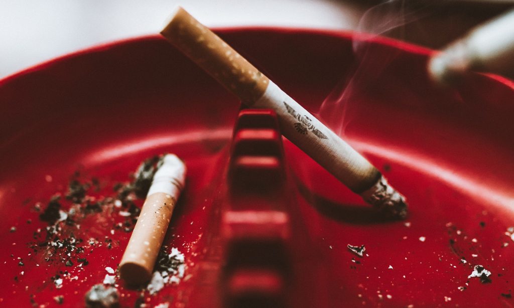Une étude révèle que fumer des cigarettes rend les gens plus laids