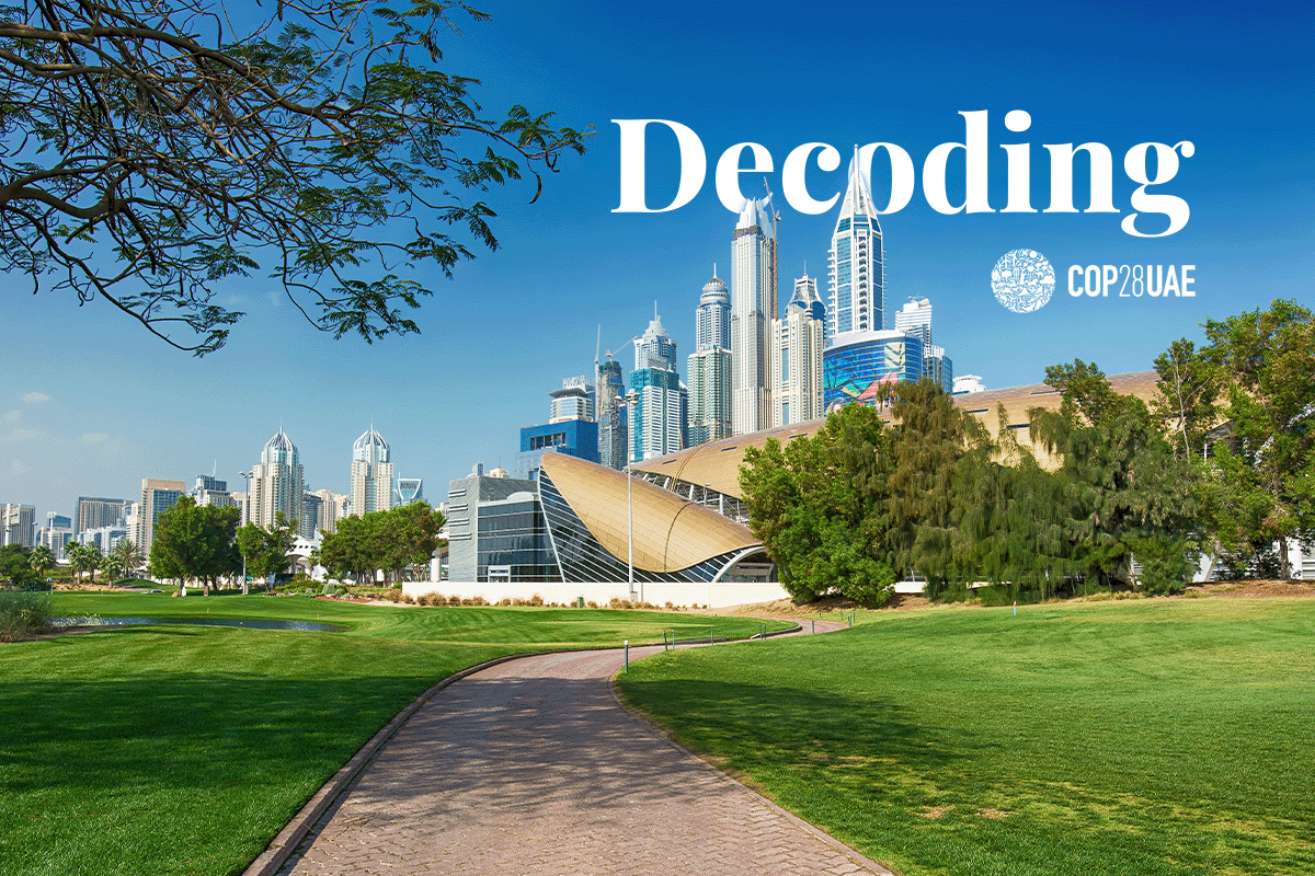 COP28 디코딩_ 환경 솔루션을 위한 글로벌 오디세이_만 근처의 두바이 마리나 고층 빌딩 전경_시각적 1