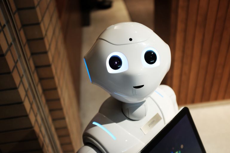 robot die de toepassing van AI en ML demonstreert