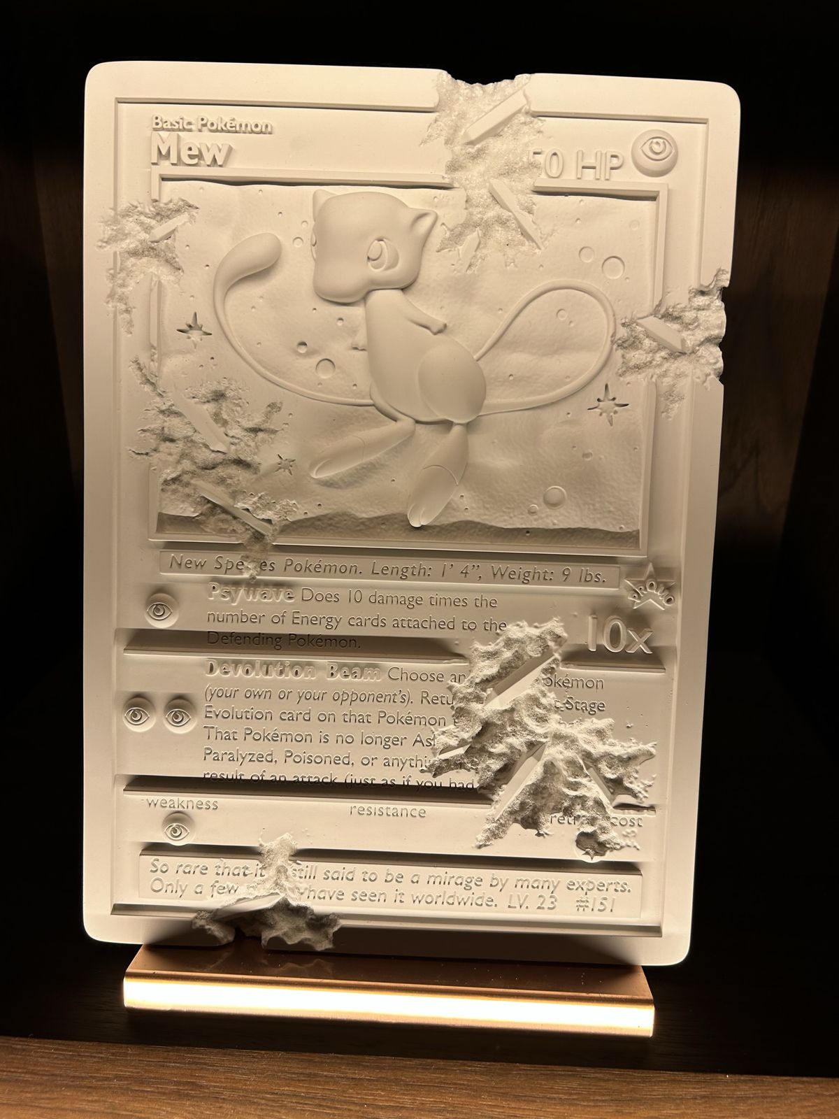 Une œuvre d'art représentant une carte à jouer Mew Pokémon, exposée au Marufukuro à Kyoto