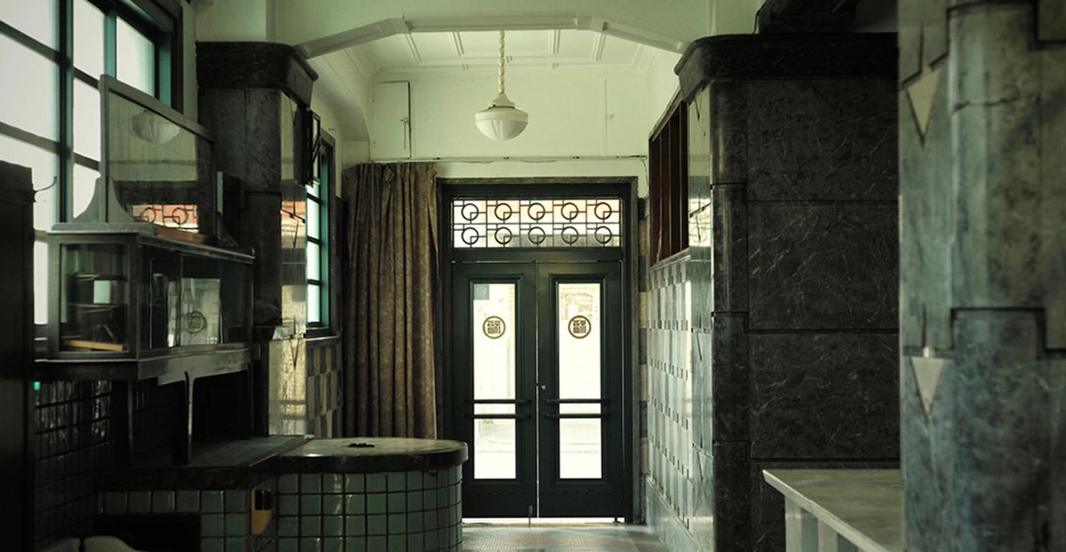 任天堂本社の敷地内に建てられたホテル、京都丸福楼に続くロビーの一つ。タイルと大理石のスタイルを組み合わせたロビー