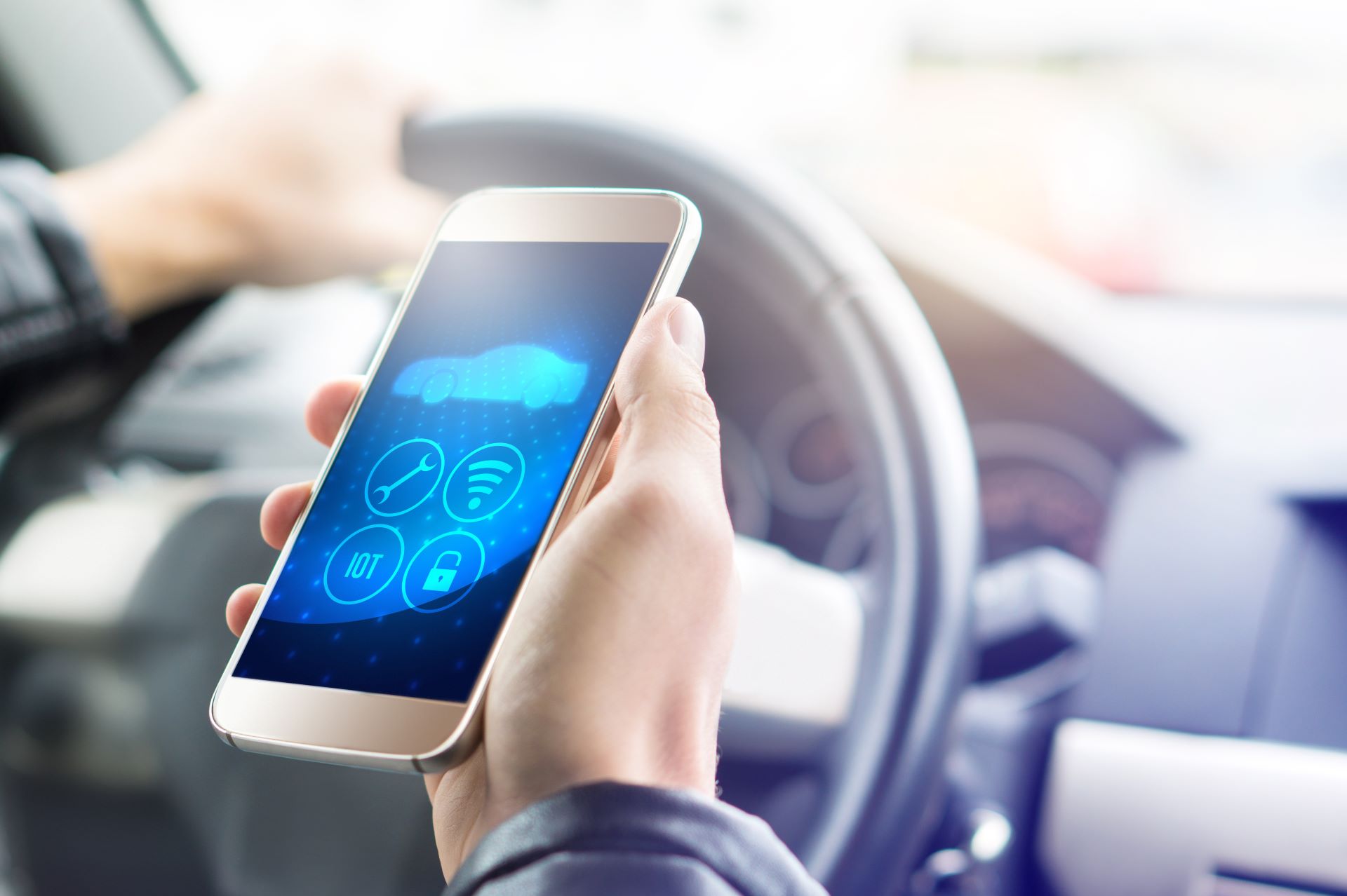 Een smartphone in een auto waarop een slimme auto-app draait