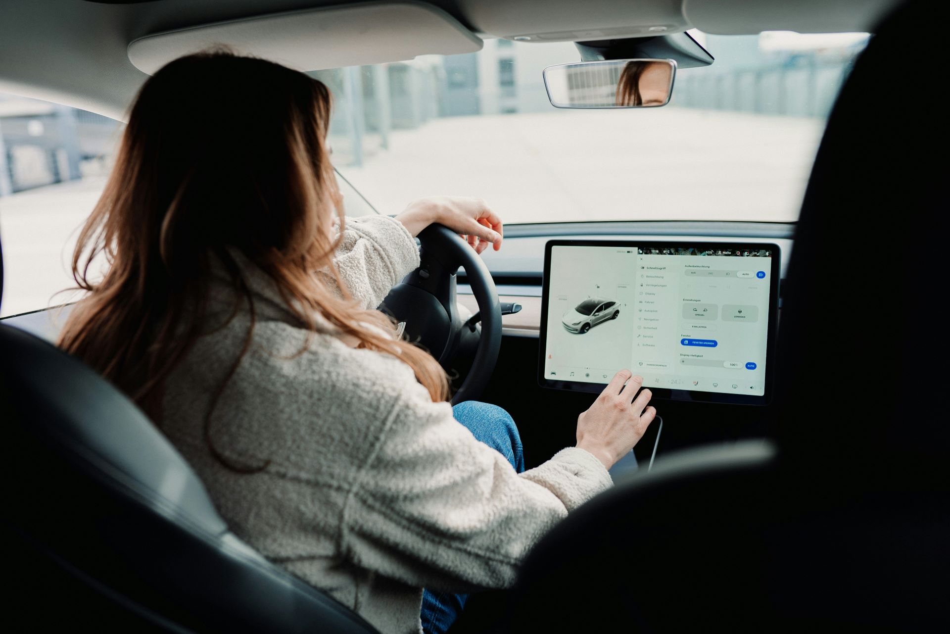 Interior de coche moderno con una gran tableta como infoentretenimiento en el medio
