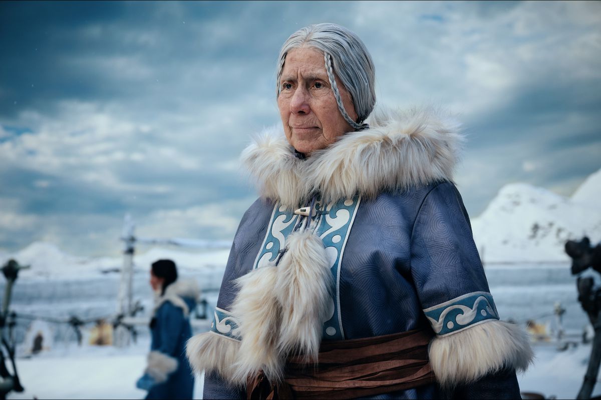 De live-action versie van Gran-Gran in Avatar: The Last Airbender, een oudere dame in een koude omgeving