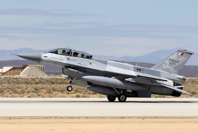 El primer F-16 Block 70 de la Real Fuerza Aérea de Bahrein aterriza en la Base de la Fuerza Aérea Edwards, California, en marzo de 2023.