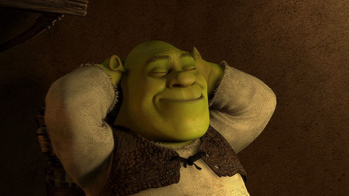 Shrek, con las manos detrás de la cabeza, con una sonrisa relajada y los ojos cerrados.
