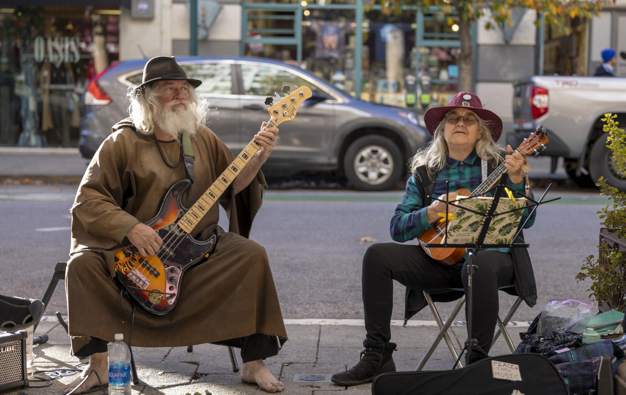 Nhạc sĩ đường phố ở trung tâm thành phố Santa Cruz