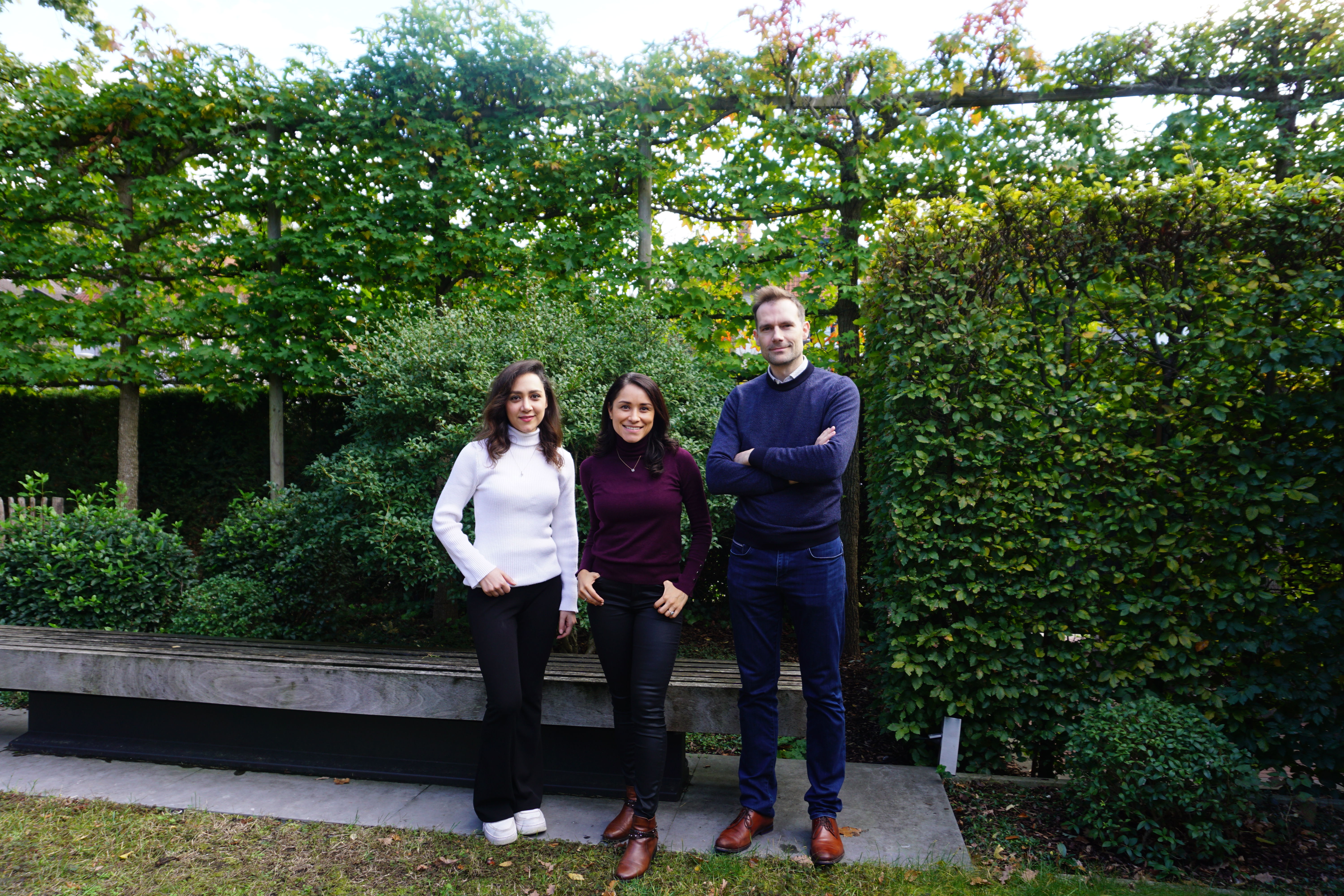 El equipo de Specifix (de izquierda a derecha): Dra. Soha Mahdi (CTO), Dra. Alejandra Ortega (CEO) y Prof. Dr. Matthias Vanhees (CMO)